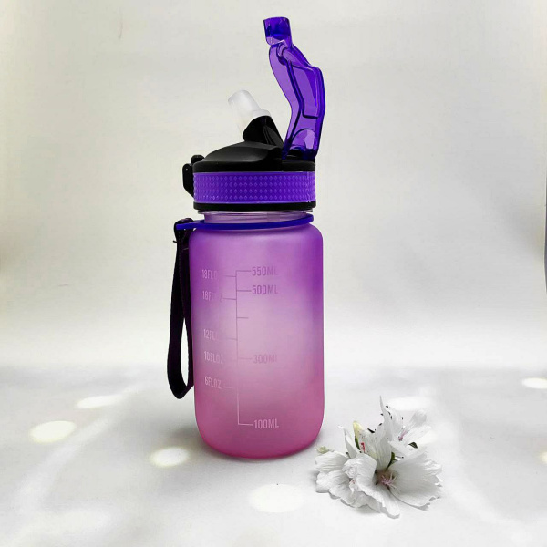 Бутылка для воды 550 мл. с клапаном и разметкой / Двухцветная бутылка для воды и других напитков, цвет ФИОЛЕТОВЫЙ